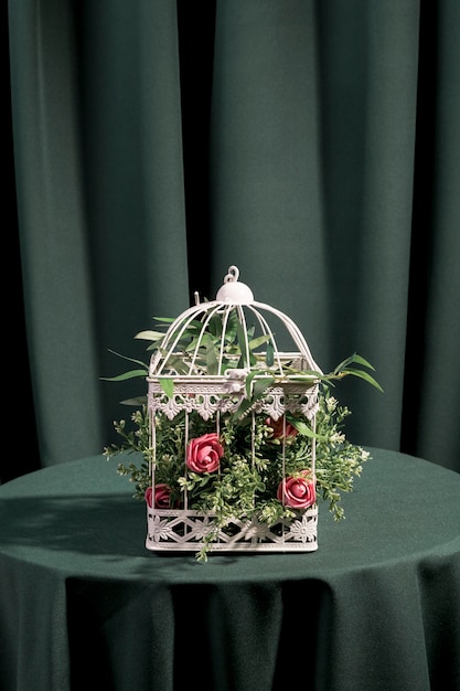 Belles fleurs enfermées dans une cage blanche