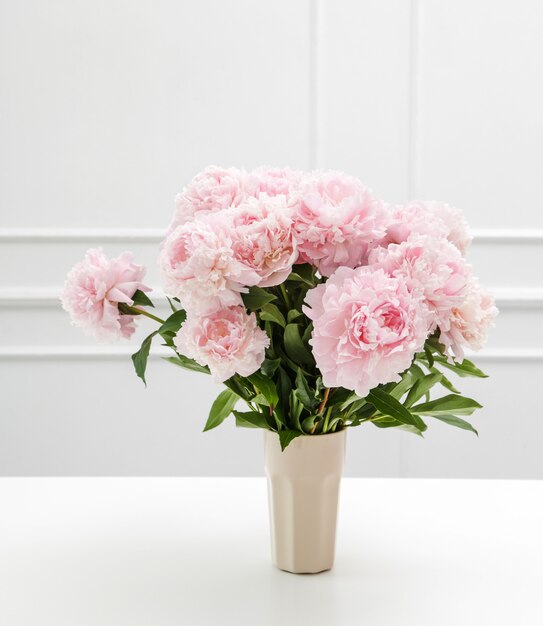 De belles fleurs de pivoine fraîches dans un vase