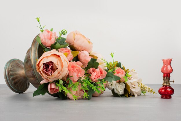 Belles fleurs roses et blanches dans le vase