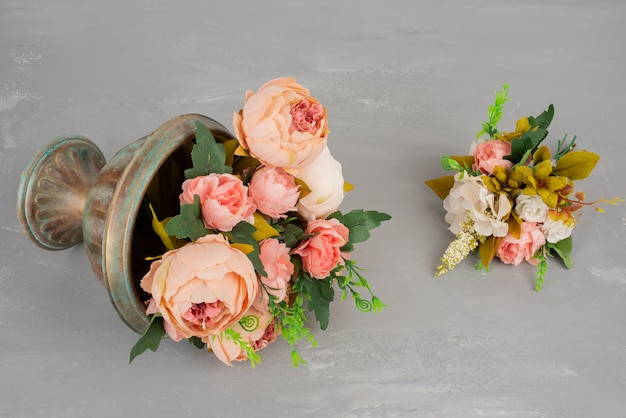 Belles fleurs roses et blanches dans le vase.