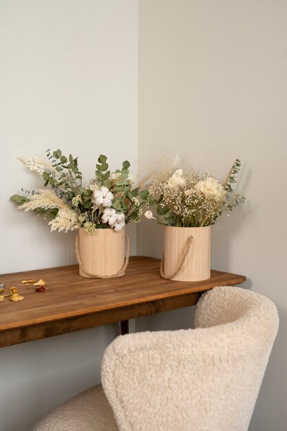 Belles fleurs séchées sur table en bois