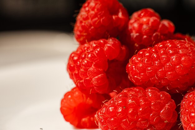 Belles framboises isolées sur fond blanc. Découpez, gros plan. Fond et image pour carte postale.