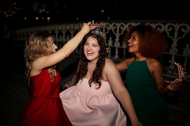 Belles jeunes femmes dans leur soirée de remise des diplômes