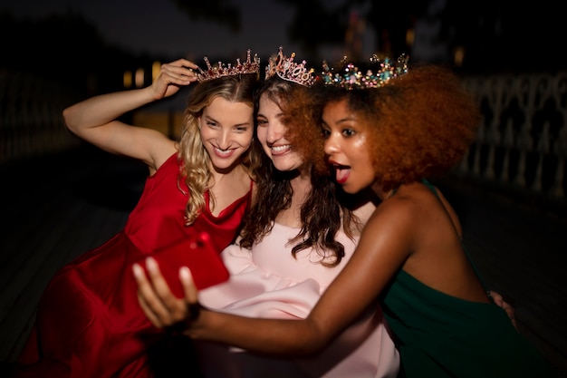 Belles jeunes femmes dans leur soirée de remise des diplômes