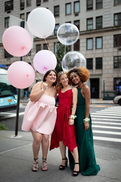 Photo gratuite belles jeunes femmes dans leurs robes de graduation