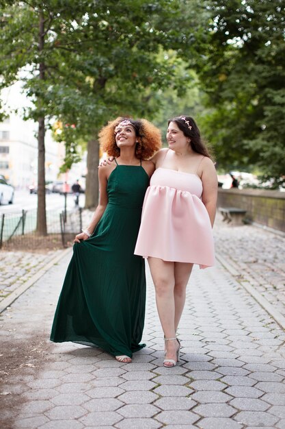 Belles jeunes femmes à leur remise des diplômes