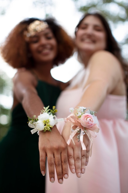 Photo gratuite belles jeunes femmes à leur remise des diplômes