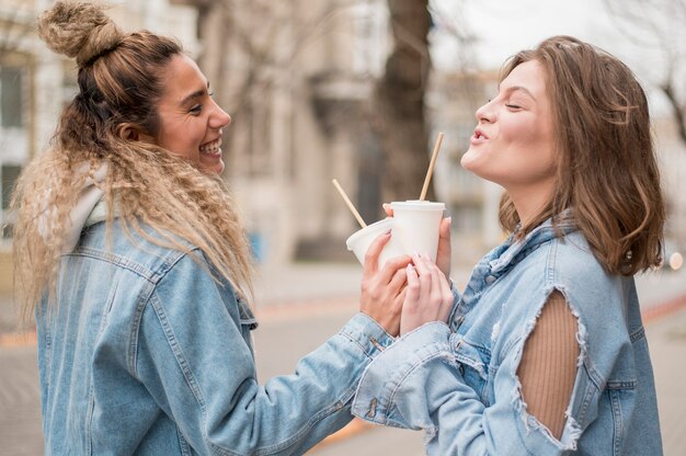 Belles jeunes filles posant ensemble