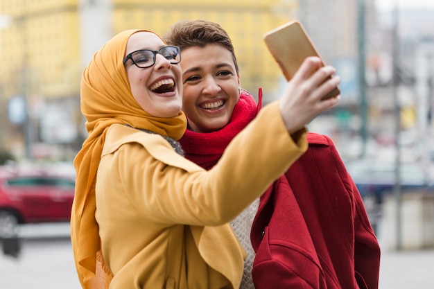 Belles jeunes filles prenant un selfie