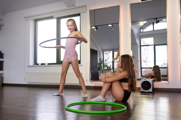 Photo gratuite belles jeunes filles utilisant le hula hop