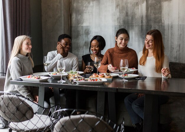 Belles jeunes en train de dîner ensemble