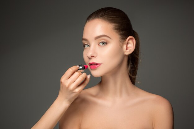 Belles lèvres féminines avec maquillage et pinceau