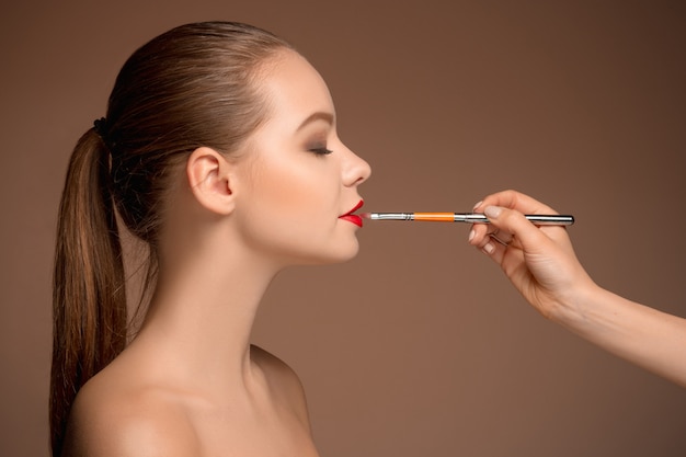 Belles Lèvres Féminines Avec Maquillage Et Pinceau