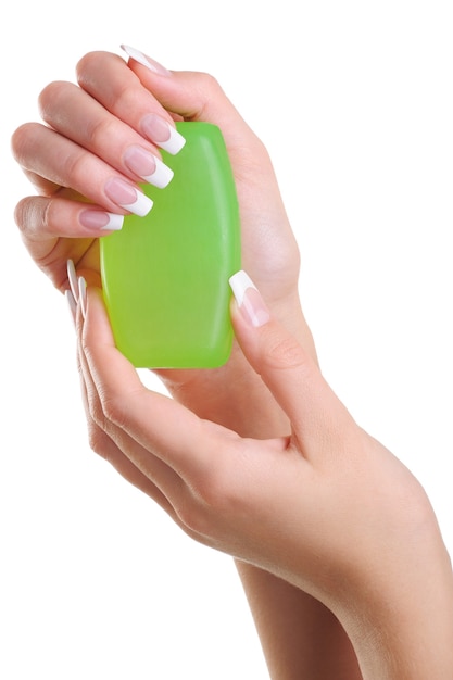 Photo gratuite belles mains de femme élégante tiennent le savon
