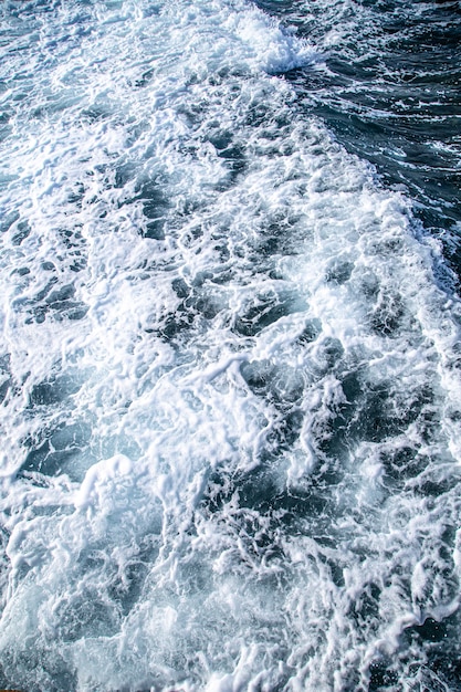 Belles mers déchaînées avec écume de mer et vagues.