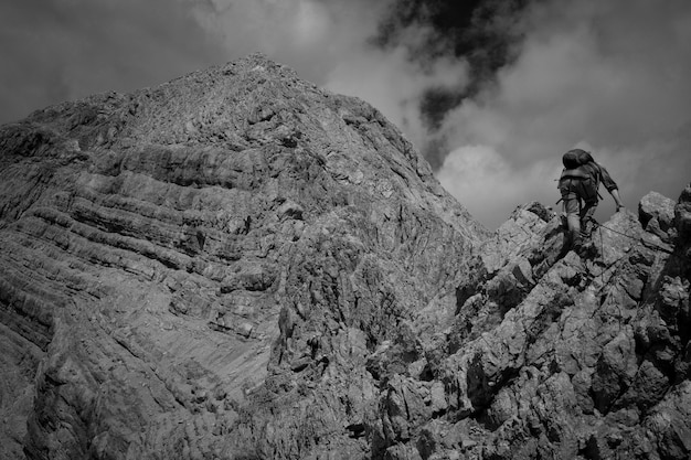 Belles montagnes et collines tournées en noir et blanc