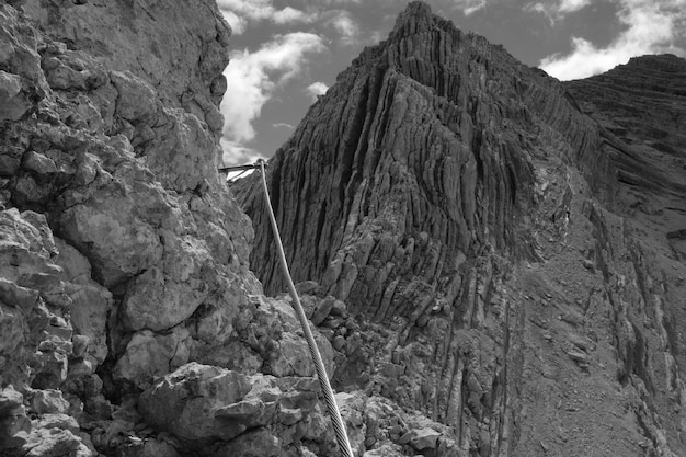 Photo gratuite belles montagnes et collines tournées en noir et blanc