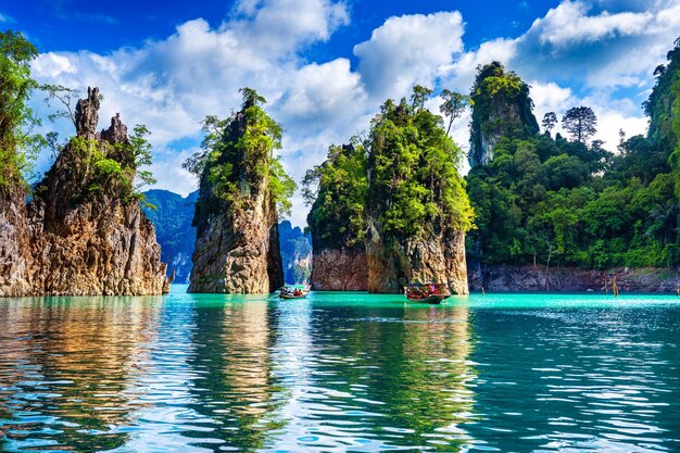 Belles montagnes dans le barrage de Ratchaprapha au parc national de Khao Sok, province de Surat Thani, Thaïlande.