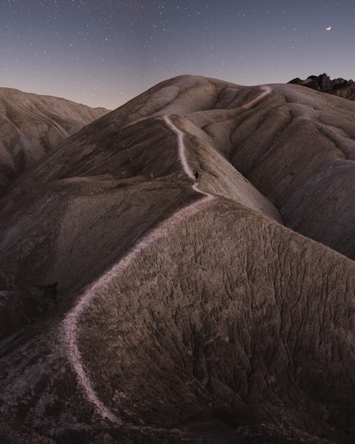 Photo gratuite belles montagnes rocheuses et collines avec un ciel étoilé à couper le souffle