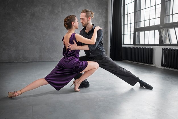 Belles personnes élégantes dansant le tango