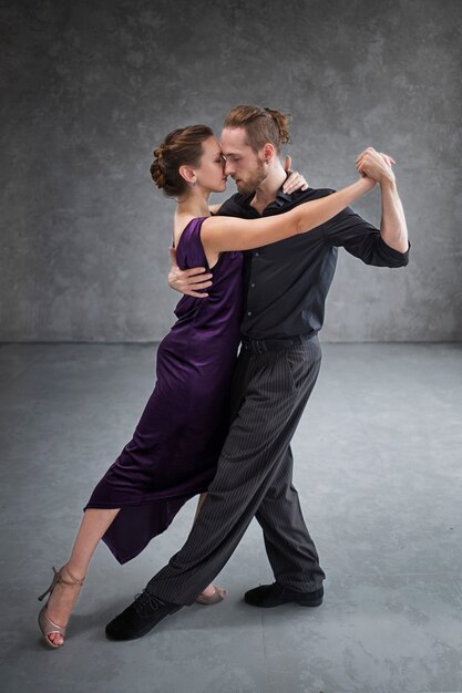 Belles personnes élégantes dansant le tango