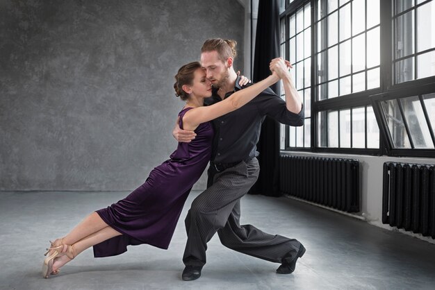 Belles personnes élégantes dansant le tango