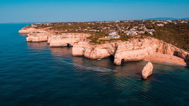 Belles plages et falaises de l'Atlantique de l'Algarve, Portugal par une journée d'été ensoleillée