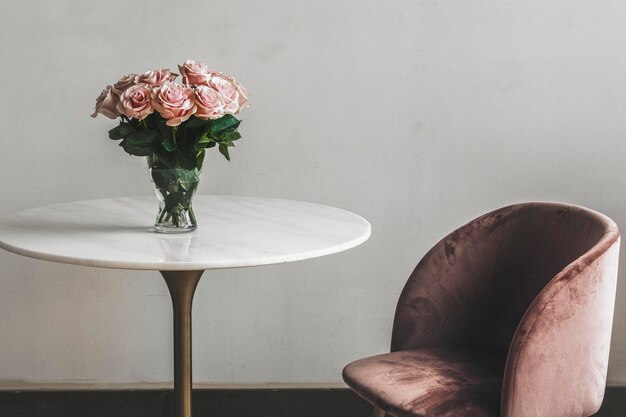 Belles roses roses dans un vase sur une table