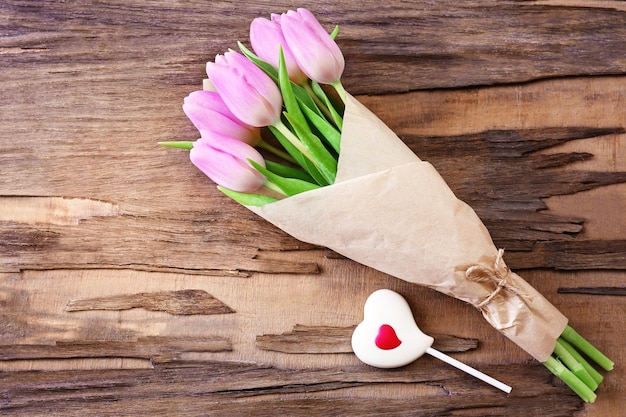 Belles tulipes roses en papier avec sweet heart sur fond de bois