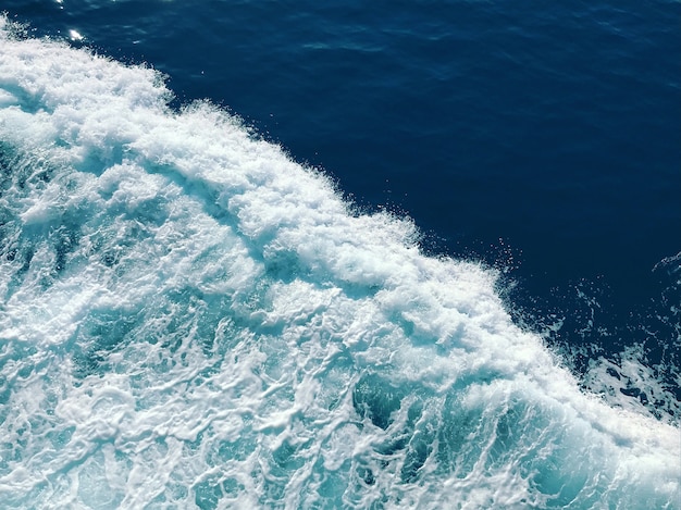 Belles vagues de mousse blanches de la mer