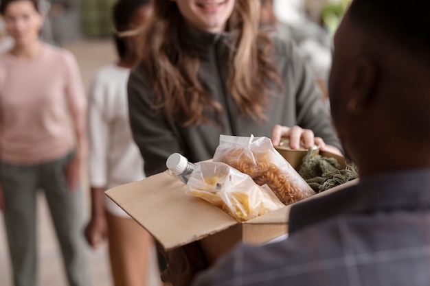 Bénévole remettant une boîte de dons