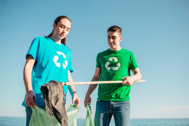 Photo gratuite des bénévoles collectent des déchets sur la plage