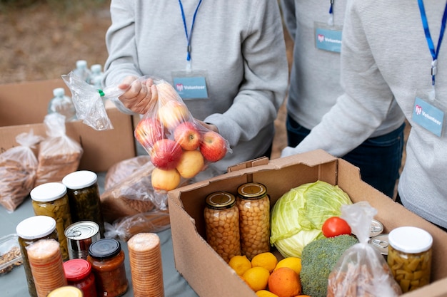 Les bénévoles collectent des dons de nourriture en gros plan