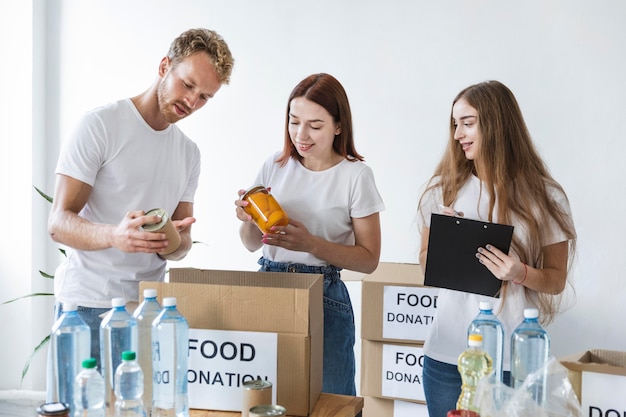 Bénévoles préparant des boîtes pour le don avec des provisions