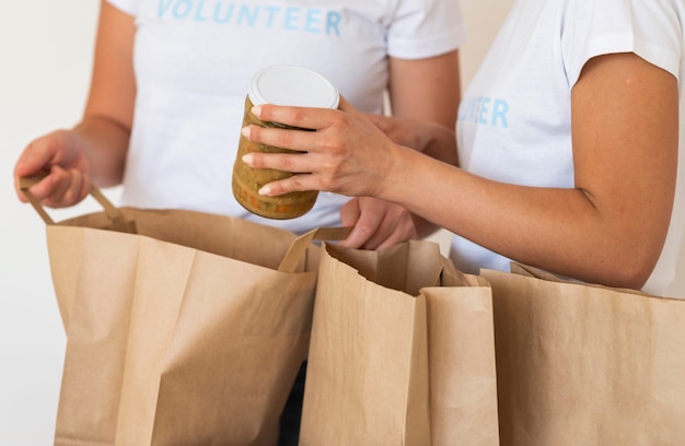 Des bénévoles avec des sacs et de la nourriture à donner