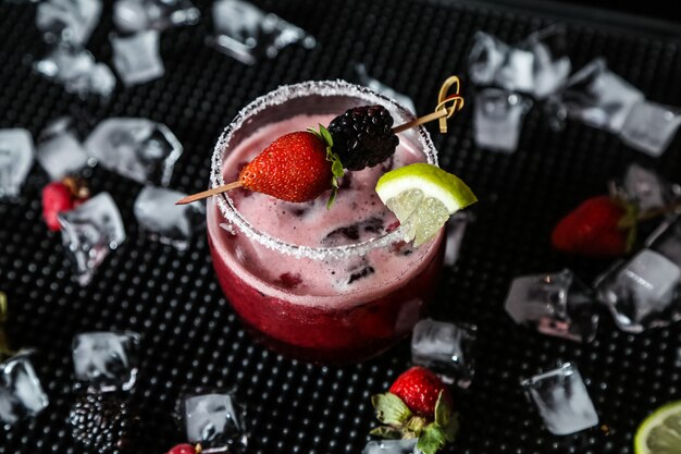 Berry cocktail alcool framboise mûre citron vert glace vue latérale