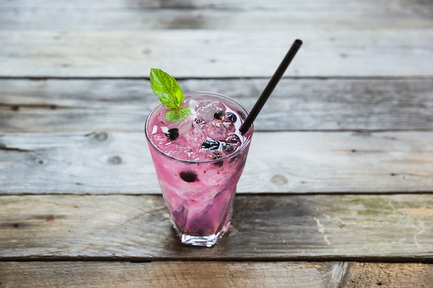 Photo gratuite berry cocktail en verre sur un bureau en bois