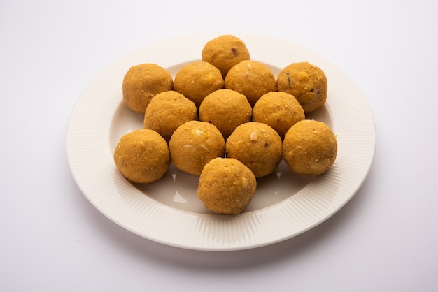 Besan ladoo sont de délicieuses boules sucrées à base de farine de pois chiches, de sucre, de ghee et de cardamome