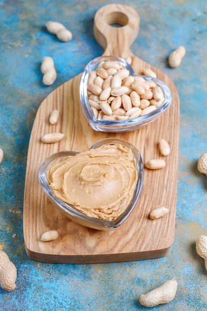 Photo gratuite beurre d'arachide biologique fait maison avec des arachides.