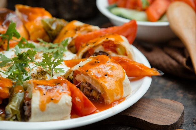 Beyti kebab s'enroule dans une sauce tomate aux poivrons grillés, Close up