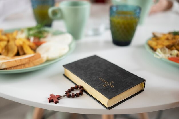 Bible à angle élevé et chapelet sur table