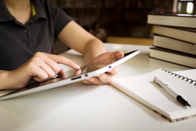 Bibliothèque de recherche mobilité lecture vintage moderne