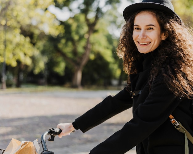 Bicyclette alternative transport smiley girl