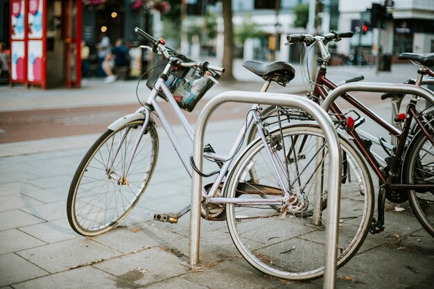 Bicyclettes rangées dans une banlieue