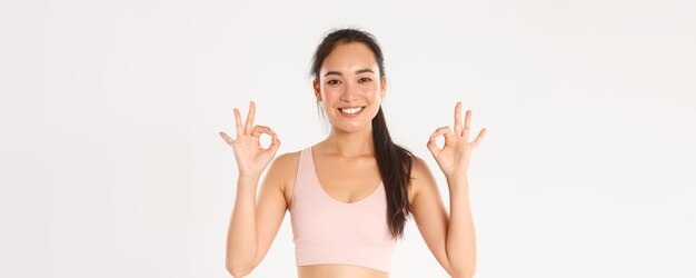 Bien-être sportif et concept de mode de vie actif gros plan sur une sportive asiatique souriante et satisfaite