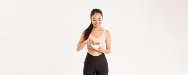 Bien-être sportif et concept de mode de vie actif portrait d'une fille de fitness asiatique mignonne et mince en vêtements de sport