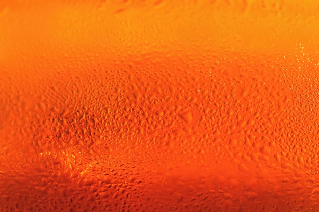 Photo gratuite bière. beau détail de verre battu de bière avec de la mousse. abstrait arrière-plan coloré.