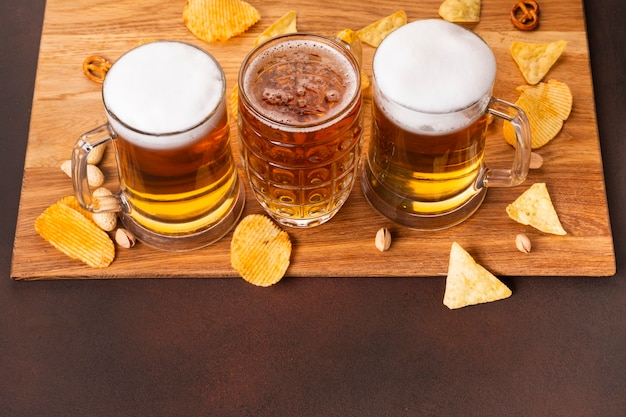 Bière close-up avec des snacks