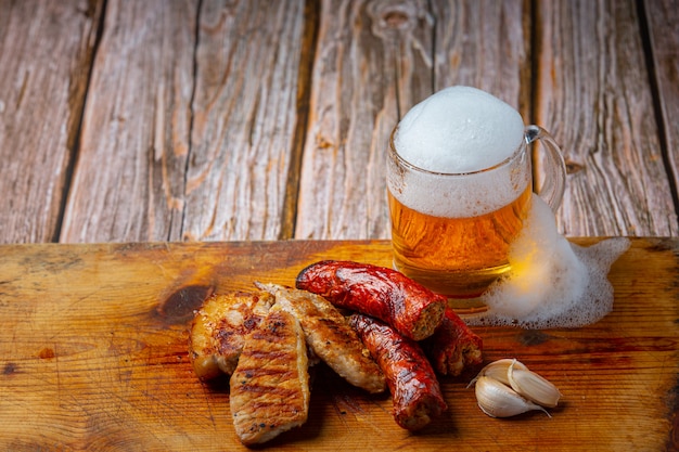 Bière avec des hors-d'œuvre de poisson croustillant, Journée mondiale de la bière.