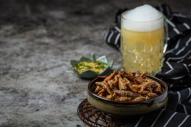 Bière avec des hors-d'œuvre de poisson croustillant, Journée mondiale de la bière.